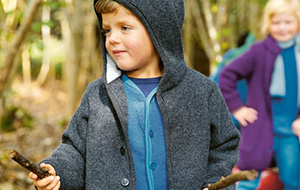 Kind mit Disana Walk-Jacke im Wald